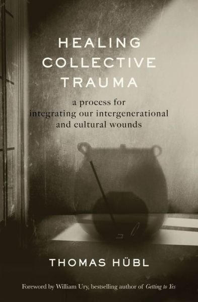 Healing Collective Trauma: A Process for Integrating Our Intergenerational and Cultural Wounds - Thomas Hubl - Libros - Sounds True Inc - 9781683647379 - 17 de noviembre de 2020