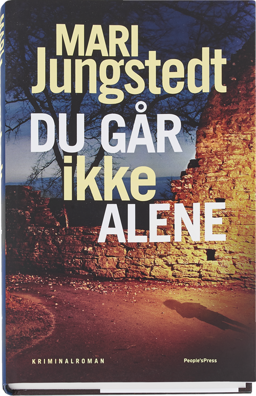 Cover for Mari Jungstedt · Gotlands-serien: Du går ikke alene (Bound Book) [1er édition] (2016)