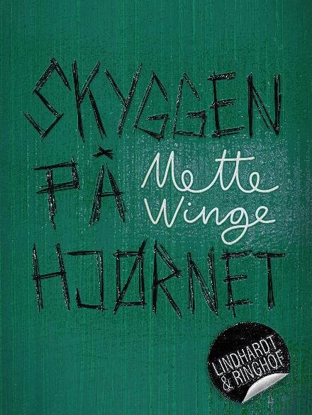 Skyggen på hjørnet - Mette Winge - Bøger - Saga - 9788711889381 - 15. december 2017