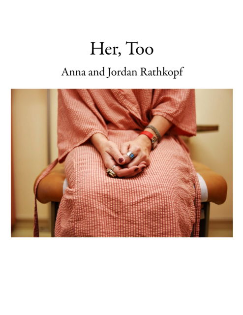 Anna Rathkopf · Her, Too: Our Visual Dialogue on Confronting Cancer as a Family (Hardcover Book) (2024)