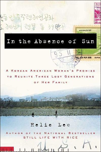 In the Absence of Sun: a Korean American Woman's Promise to Reunite Three Lost Generations of Her Family - Helie Lee - Böcker - Broadway Books - 9781400081387 - 23 april 2002