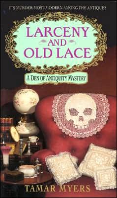 Larceny and Old Lace (A den of Antiquity Mystery) - Tamar Myers - Książki - Avon - 9780380782390 - 1 czerwca 1996