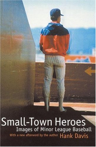 Small-Town Heroes: Images of Minor League Baseball - Hank Davis - Bøger - University of Nebraska Press - 9780803266391 - 1. oktober 2003
