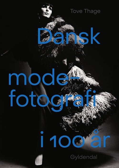 Dansk modefotografi i 100 år - Tove Thage - Bücher - Gyldendal - 9788702275391 - 25. November 2021