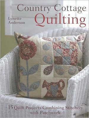 Country Cottage Quilting: Over 20 Quirky Quilt Projects Combining Stitchery with Patchwork - Lynette Anderson - Livres - David & Charles - 9781446300398 - 30 mars 2012