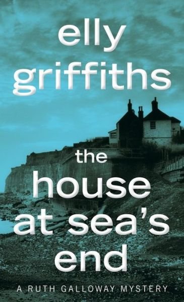Cover for Elly Griffiths · The House At Sea's End: A Mystery - Ruth Galloway Mysteries (Taschenbuch) (2019)