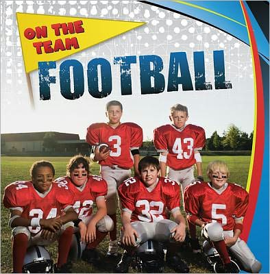 Football (On the Team (Gareth Stevens)) - James Wyatt - Libros - Gareth Stevens Publishing - 9781433964404 - 16 de enero de 2012