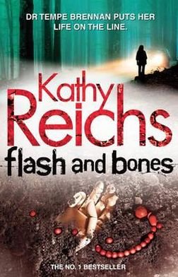 Cover for Kathy Reichs · Flash and Bones: (Temperance Brennan 14) - Temperance Brennan (Paperback Book) (2012)