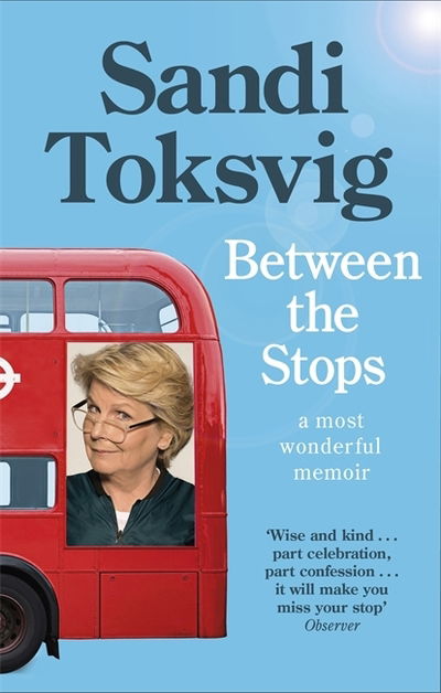 Between the Stops: The View of My Life from the Top of the Number 12 Bus: the long-awaited memoir from the star of QI and The Great British Bake Off - Sandi Toksvig - Böcker - Little, Brown Book Group - 9780349006406 - 27 augusti 2020