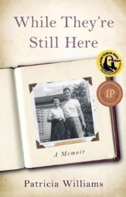 Cover for Patricia Williams · While They're Still Here: A Memoir (Paperback Book) (2017)