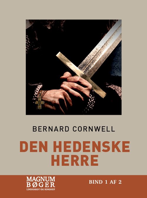 Cover for Bernard Cornwell · Den hedenske herre (Storskrift) (Sewn Spine Book) [3e uitgave] (2018)
