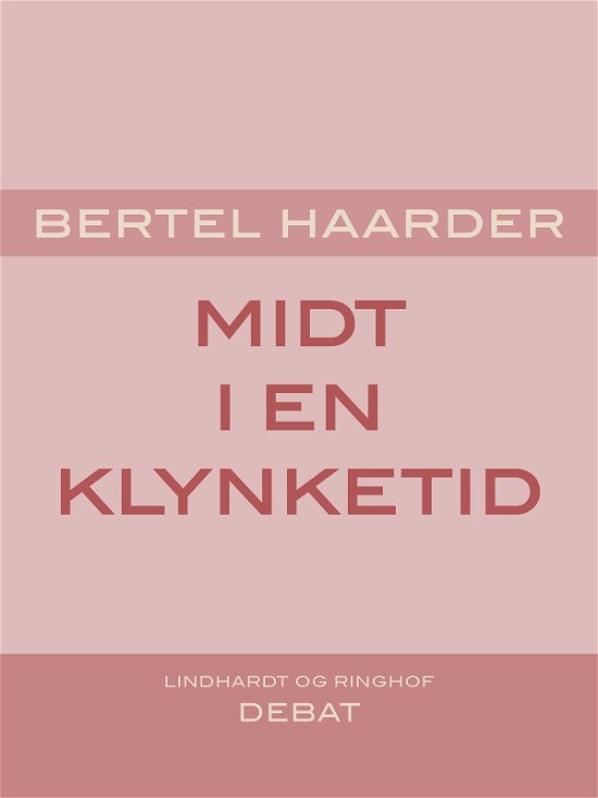Cover for Bertel Haarder · Midt i en klynketid (Sewn Spine Book) [1st edition] (2018)
