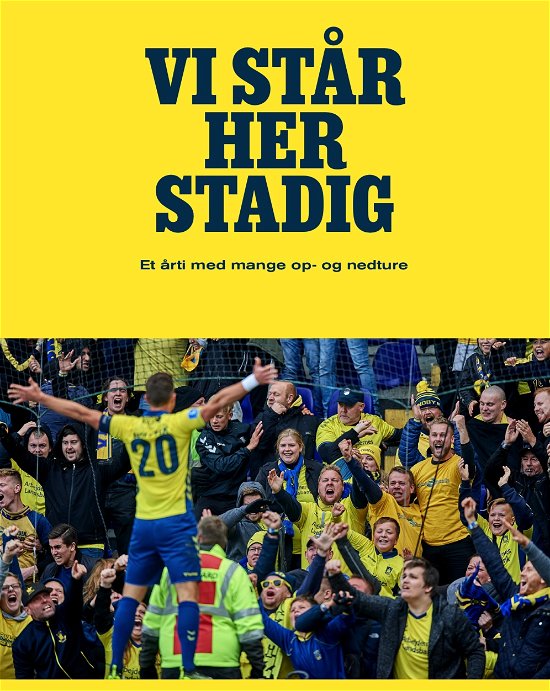 Cover for Nanna Møller Karlsen · Vi står her stadig (Hardcover Book) [1. wydanie] (2020)