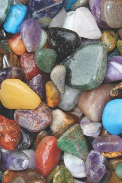 Tumbled Gemstones Book of Shadows - Pagan Essentials - Bücher - Independently Published - 9781092986410 - 7. April 2019