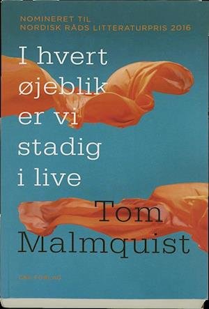 Cover for Tom Malmquist · I hvert øjeblik er vi stadig i live (Sewn Spine Book) [1st edition] (2017)