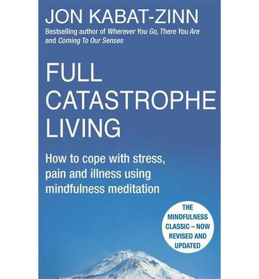 Full Catastrophe Living, Revised Edition: How to cope with stress, pain and illness using mindfulness meditation - Jon Kabat-Zinn - Libros - Little, Brown Book Group - 9780749958411 - 24 de septiembre de 2013