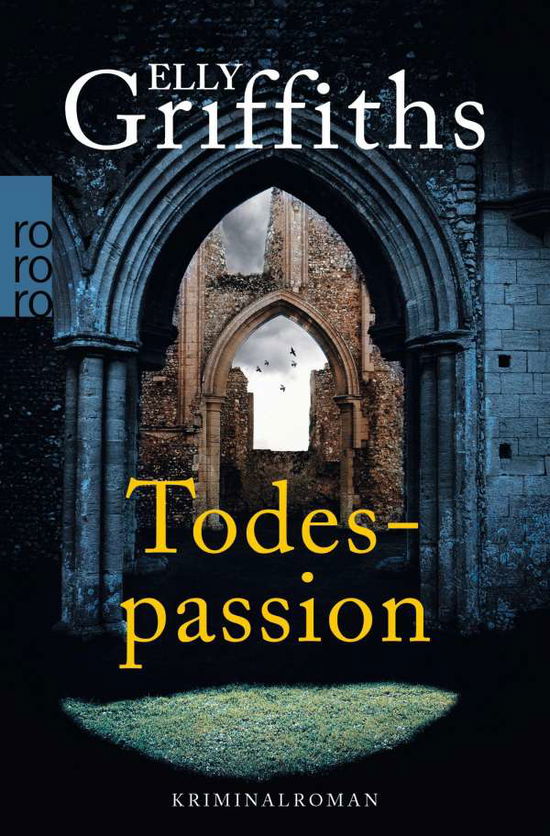 Todespassion - Elly Griffiths - Books - Rowohlt Taschenbuch Verlag GmbH - 9783499005411 - February 16, 2021