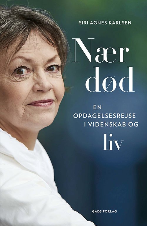 Nær død - Siri Agnes Karlsen - Boeken - Gads Forlag - 9788712060413 - 27 maart 2020