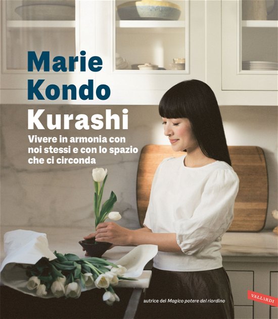 Cover for Marie Kondo · Kurashi. Vivere In Armonia Con Noi Stessi E Con Lo Spazio Che Ci Circonda (Bog)
