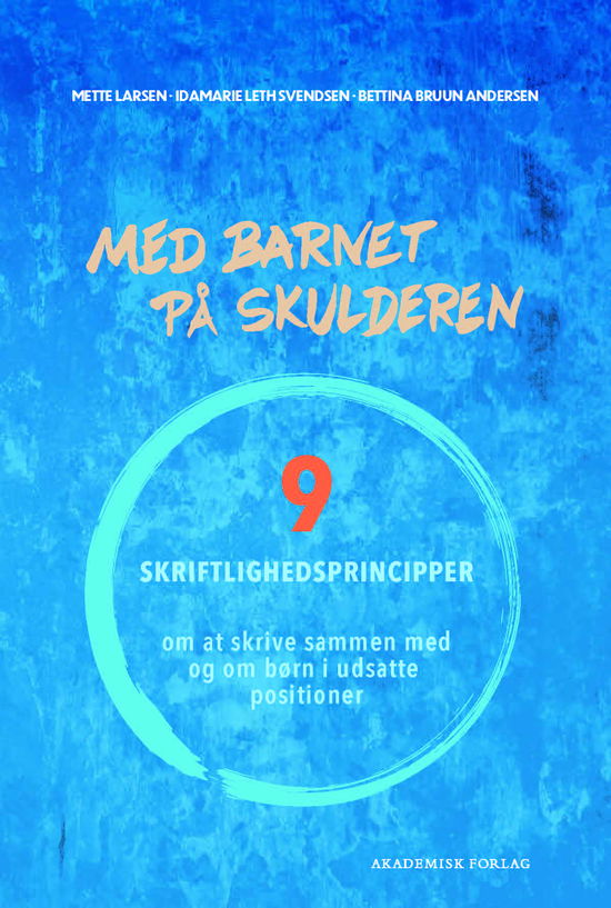 Cover for Bettina Bruun Andersen; Idamarie Leth Svendsen; Mette Larsen · Med barnet på skulderen (Sewn Spine Book) [1. wydanie] (2024)