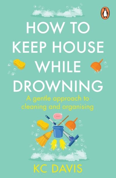 Cover for KC Davis · How to Keep House While Drowning: A gentle approach to cleaning and organising (Pocketbok) (2024)