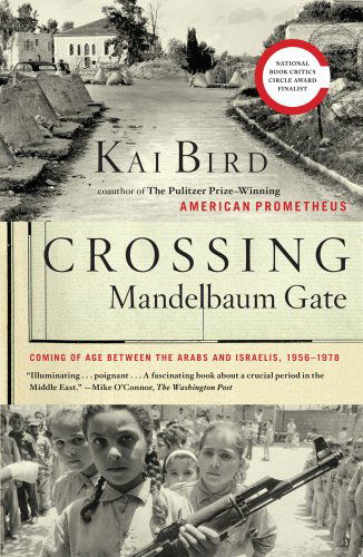 Crossing Mandelbaum Gate: Coming of Age Between the Arabs and Israelis, 1956-1978 - Kai Bird - Książki - Scribner - 9781416544418 - 15 marca 2011