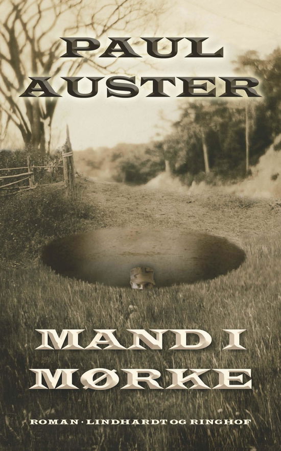 Cover for Paul Auster · Mand i mørke (Sewn Spine Book) [1er édition] (2019)