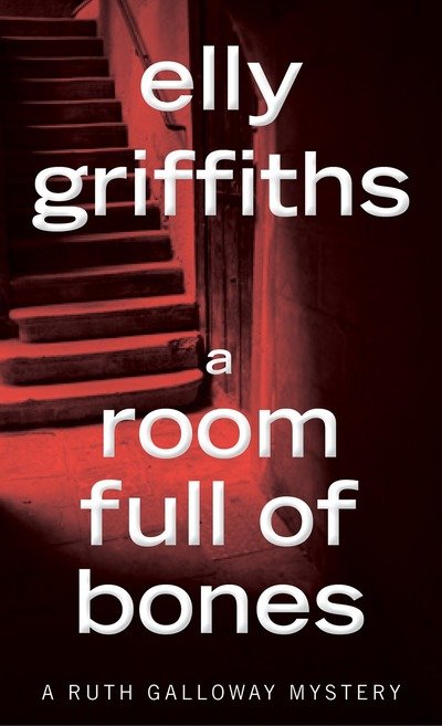 Cover for Elly Griffiths · A Room Full Of Bones: A Mystery - Ruth Galloway Mysteries (Paperback Bog) (2019)