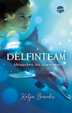 Delfinteam 1 Abtauchen ins Abenteuer - Katja Brandis - Kirjat - Arena Verlag GmbH - 9783401512426 - perjantai 11. helmikuuta 2022