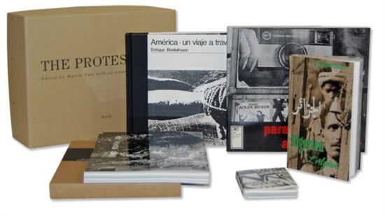 The Protest Box - Martin Parr - Books - Steidl Publishers - 9783869301426 - September 26, 2011