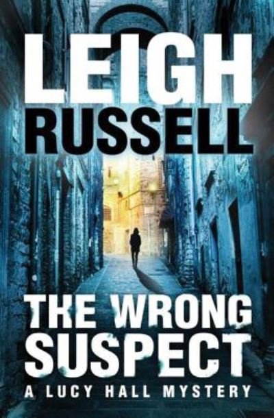 The Wrong Suspect - A Lucy Hall Mystery - Leigh Russell - Livros - Amazon Publishing - 9781611099430 - 29 de junho de 2017