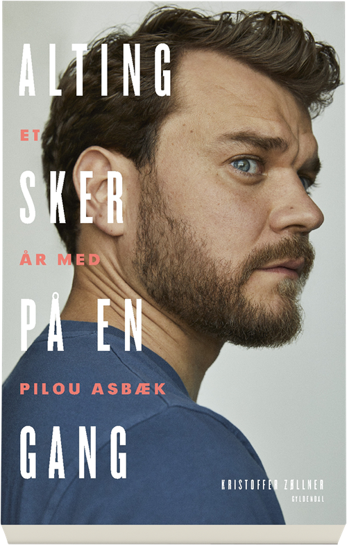 Cover for Pilou Asbæk; Kristoffer Zøllner · Alting sker på en gang (Hæftet bog) [1. udgave] (2019)