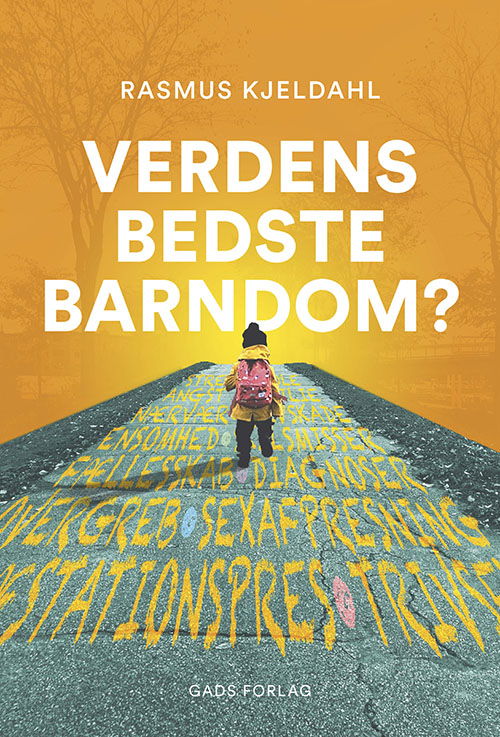 Cover for Rasmus Kjeldahl i samarbejde med Kristoffer Flakstad · Verdens bedste barndom? (Sewn Spine Book) [1e uitgave] (2020)