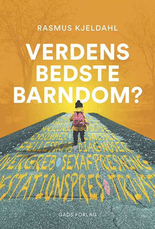 Cover for Rasmus Kjeldahl i samarbejde med Kristoffer Flakstad · Verdens bedste barndom? (Sewn Spine Book) [1st edition] (2020)