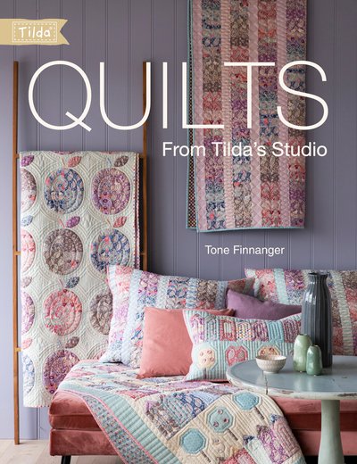 Quilts from Tilda's Studio: Tilda Quilts and Pillows to Sew with Love - Finnanger, Tone (Author) - Bøger - David & Charles - 9781446307441 - 4. oktober 2019