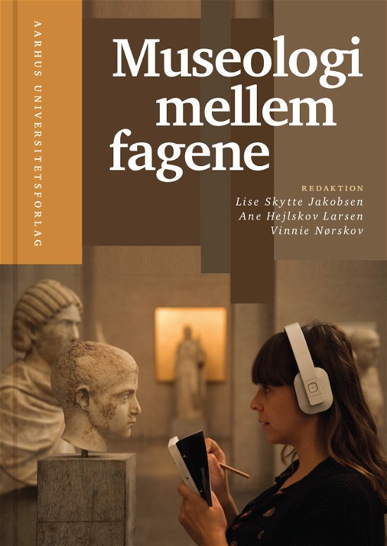 Cover for Skytte Jacobsen Lise (red.) · Museologi mellem fagene (Hæftet bog) [1. udgave] (2021)