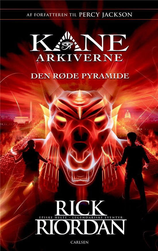 Cover for Rick Riordan · Kane arkiverne: Kane Arkiverne (1) - Den røde pyramide (Bound Book) [2º edição] (2021)