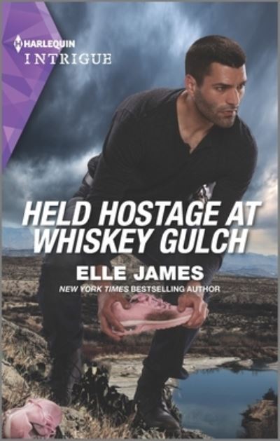 Held Hostage at Whiskey Gulch - Elle James - Livres - Harlequin Enterprises ULC - 9781335489449 - 22 février 2022