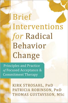 Brief Interventions for Radical Behavior Change: Principles and Practice for Focused Acceptance and Commitment Therapy - Strosahl, Kirk D., PhD - Livros - New Harbinger Publications - 9781608823451 - 18 de outubro de 2012