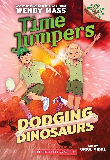 Dodging Dinosaurs: A Branches Book (Time Jumpers #4) - Time Jumpers - Wendy Mass - Libros - Scholastic Inc. - 9781338217452 - 30 de julio de 2019