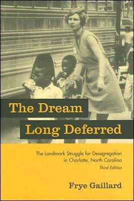 The Dream Long Deferred: The Landmark Struggle for Desegregation in Charlotte, North Carolina - Frye Gaillard - Livres - University of South Carolina Press - 9781570036453 - 30 juin 2007