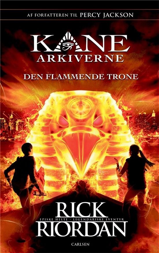 Cover for Rick Riordan · Kane arkiverne: Kane Arkiverne (2) - Den flammende trone (Gebundesens Buch) [2. Ausgabe] (2021)