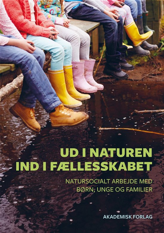 Ud i naturen - ind i fællesskabet - Eva Skytte; Red Barnet - Libros - Akademisk Forlag - 9788750053453 - 21 de enero de 2019