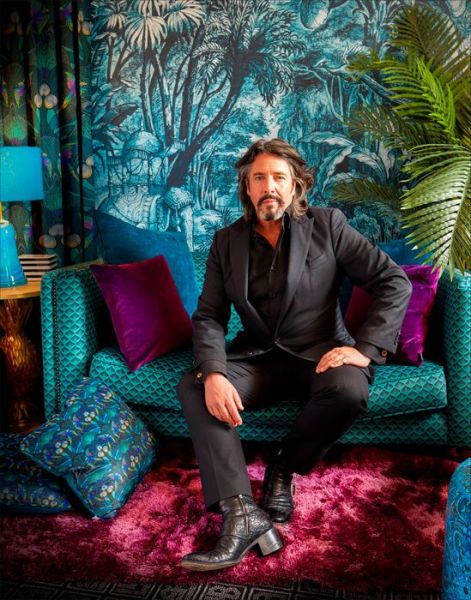 More More More: Making Maximalism Work in Your Home and Life - Laurence Llewelyn-Bowen - Books - Dorling Kindersley Ltd - 9780241590454 - September 15, 2022