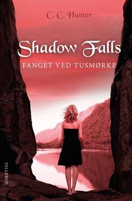 Cover for C. C. Hunter · Shadow falls: Shadow falls #3: Fanget ved tusmørke (Sewn Spine Book) [1º edição] (2012)