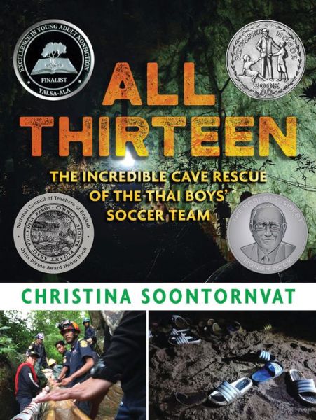 All Thirteen : The Incredible Cave Rescue of the Thai Boys' Soccer Team - Christina Soontornvat - Livres - Candlewick - 9781536209457 - 13 octobre 2020