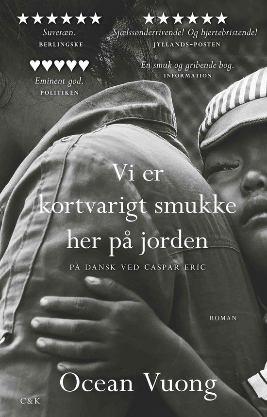 Cover for Ocean Vuong · Vi er kortvarigt smukke her på jorden (Paperback Bog) [2. udgave] (2021)