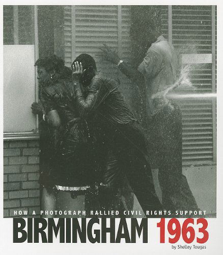 Birmingham 1963: How a Photograph Rallied Civil Rights Support (Captured History) - Shelley Tougas - Livres - CPB Grades 4-8 - 9780756544461 - 1 décembre 2010