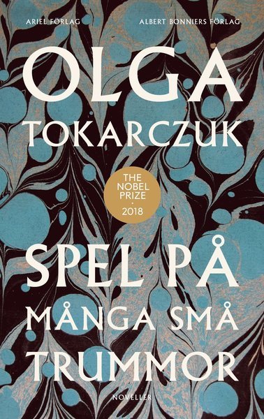 Cover for Olga Tokarczuk · Spel på många små trummor (Innbunden bok) (2019)