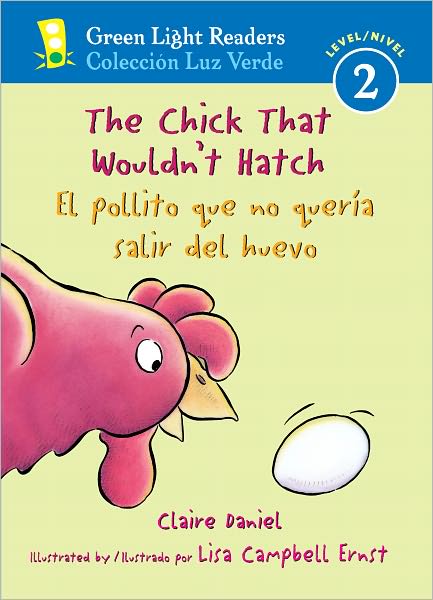 Cover for Daniel Claire Daniel · The Chick That Wouldn't Hatch/El pollito que no queria salir del huevo - Green Light Readers Level 2 (Paperback Book) [Spanish And English, Bilingual edition] (2009)